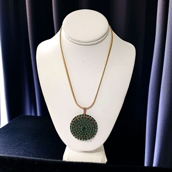 Green Rhinestone Encrusted Necklace Disc Pendant Circle Emerald Gold Tone Vtg - Picture 12 of 16
